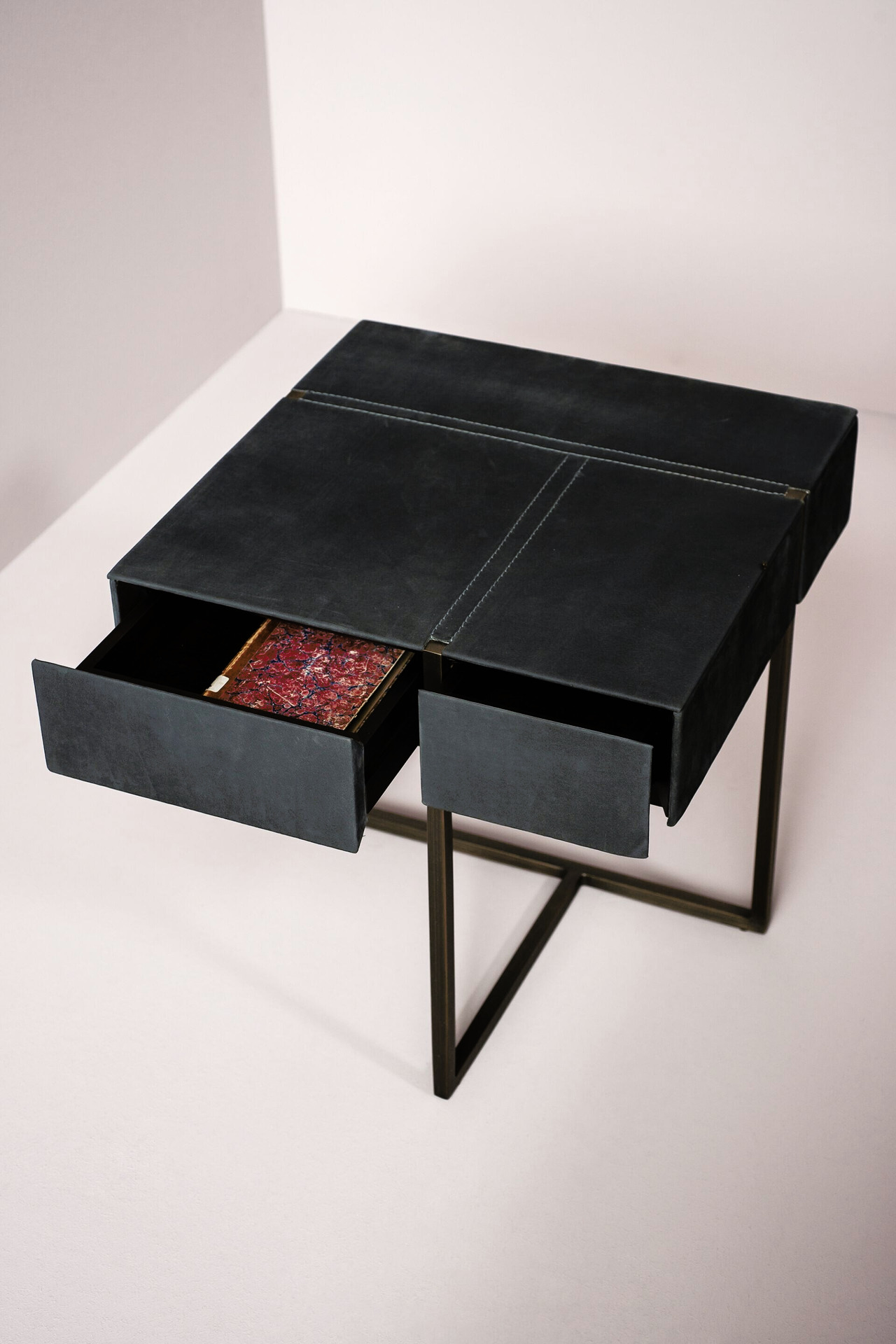 Icaro Bedside Table, view 2