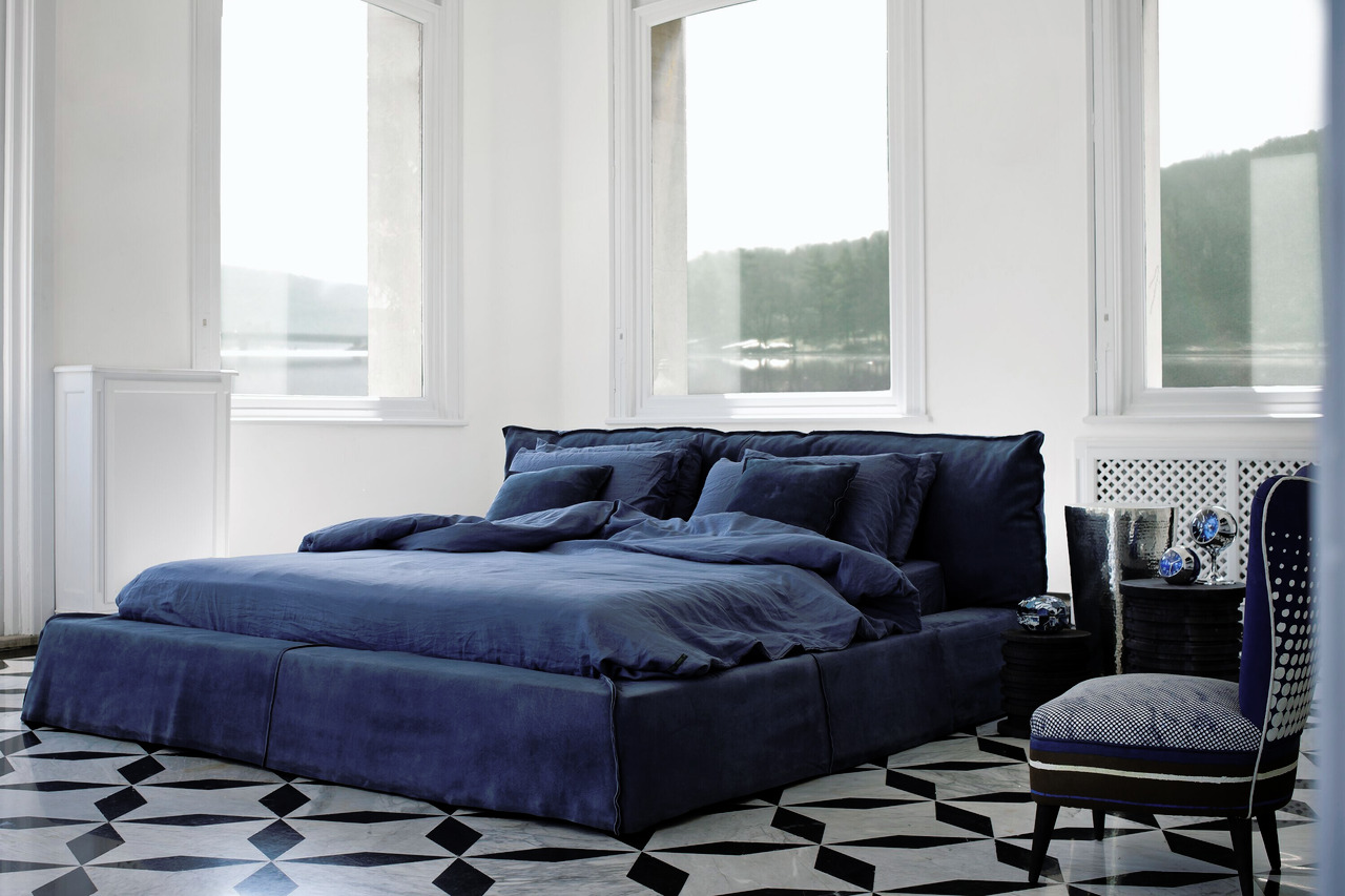 Paris Leather Bed by Baxter, view 4