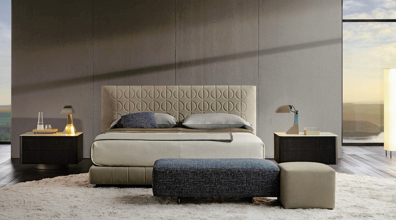 Curtis Double Bed by Minotti, view 2