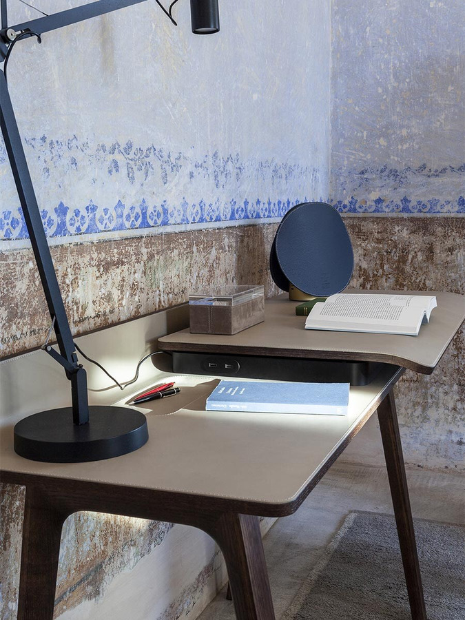 Iren Desk, view 3