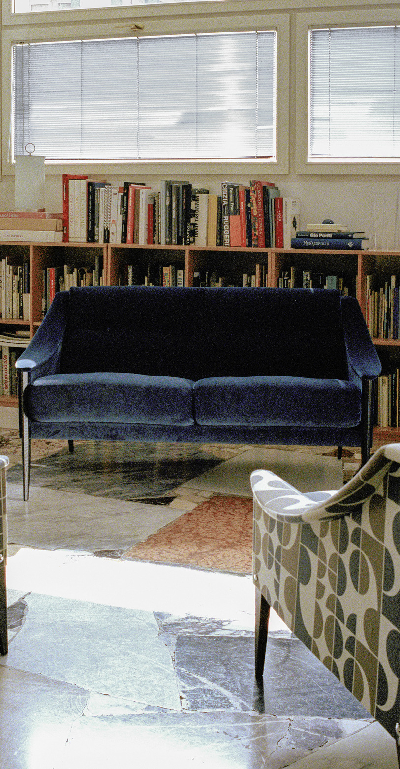 Dezza 24 Sofa, view 2