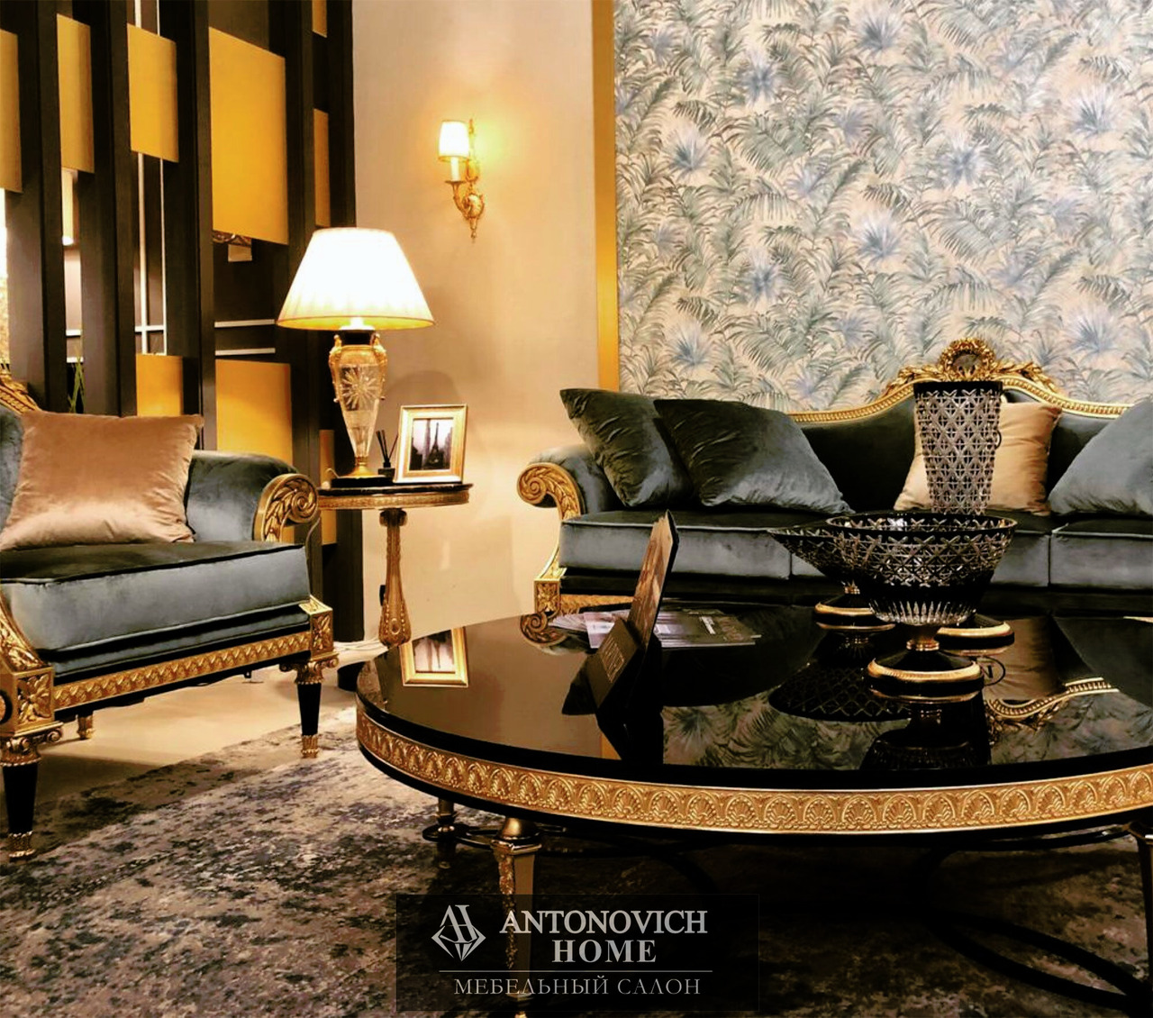 Mariner Trianon Living Room, view 8