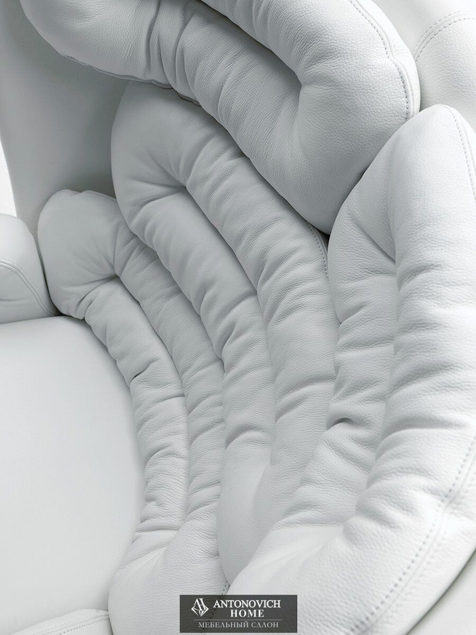 Longhi Elda Armchair, view 3