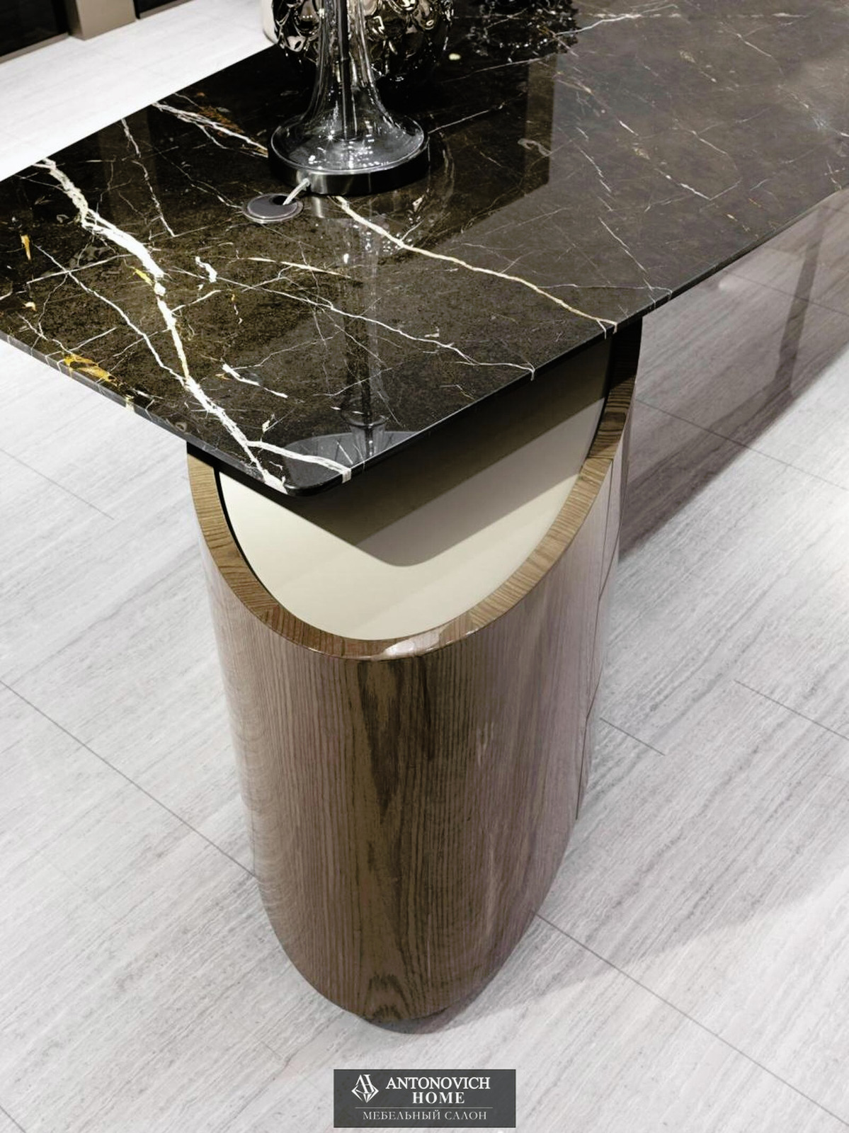 Visionnaire Wilshire Desk, view 2