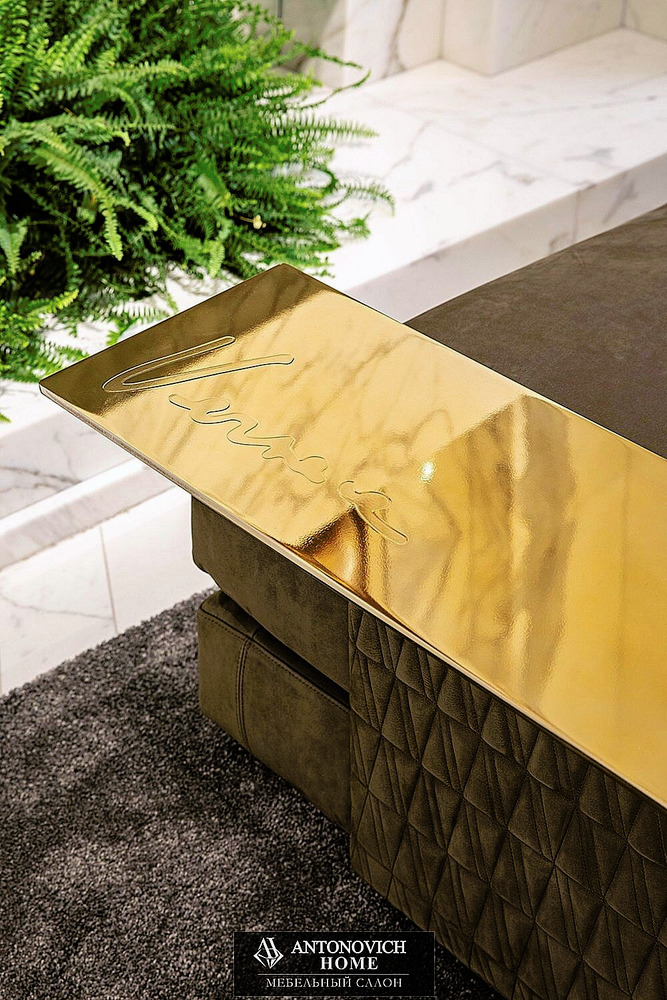 Versace V21 Signature Sofa, view 3