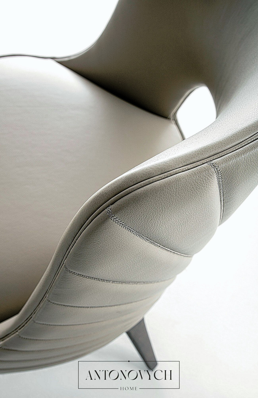 Reina Armchair by Vittoria Frigerio