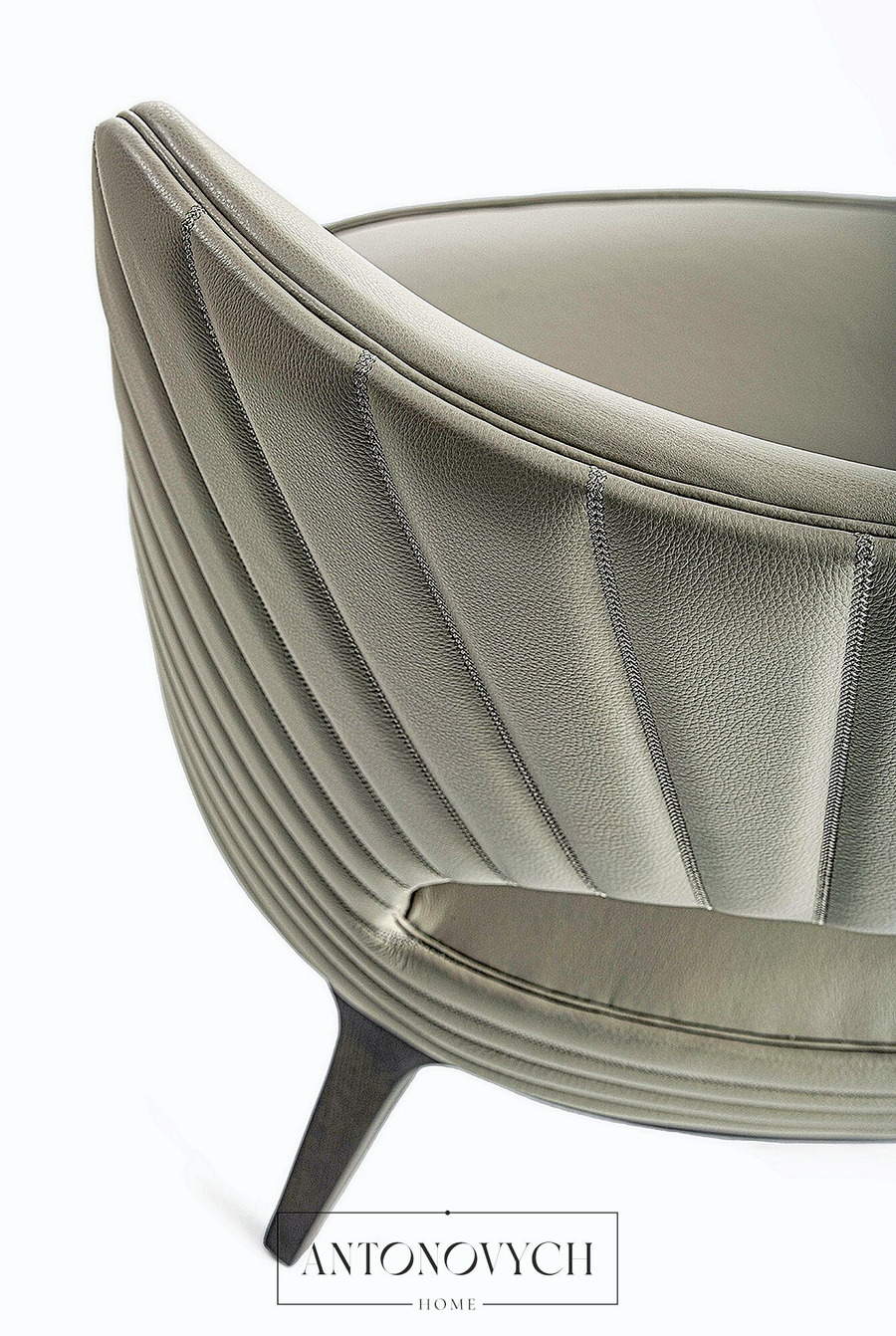 Reina Armchair by Vittoria Frigerio, view 3